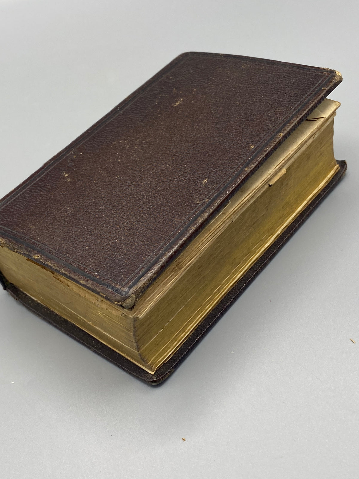 Dos à nerfs du livre ancien titré Eucologe en doré