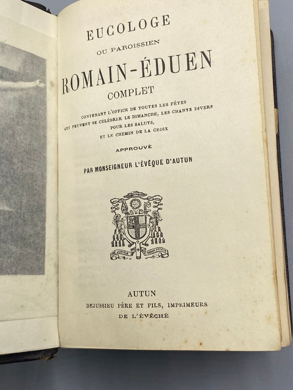 Charnière intérieure fragilisée de la reliure ancienne