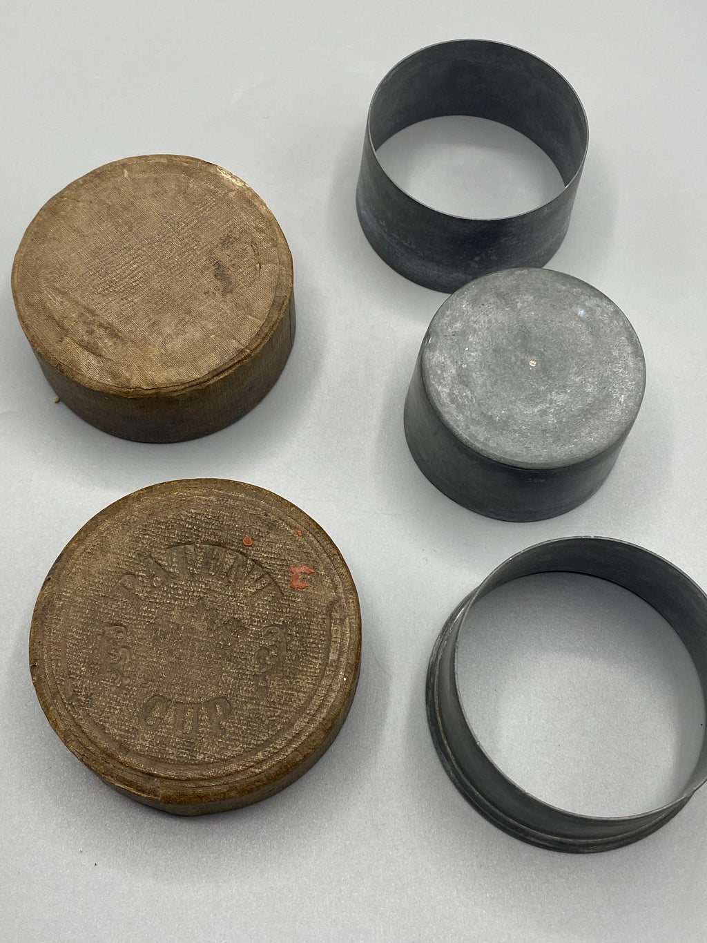 Gobelet ouvert et deux parties de l’étui