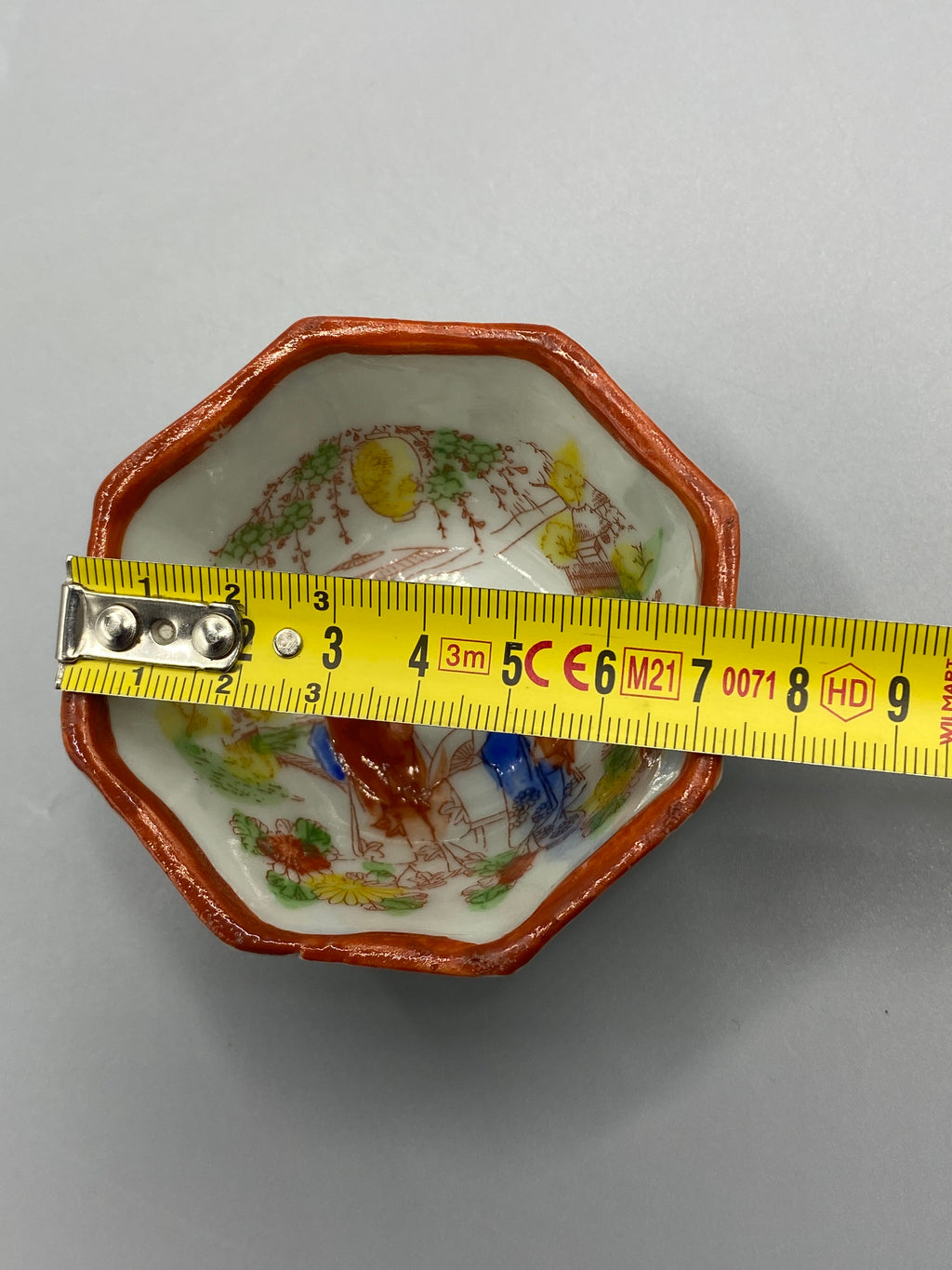Vue oblique de la coupelle japonaise et de sa bordure rouge orangé