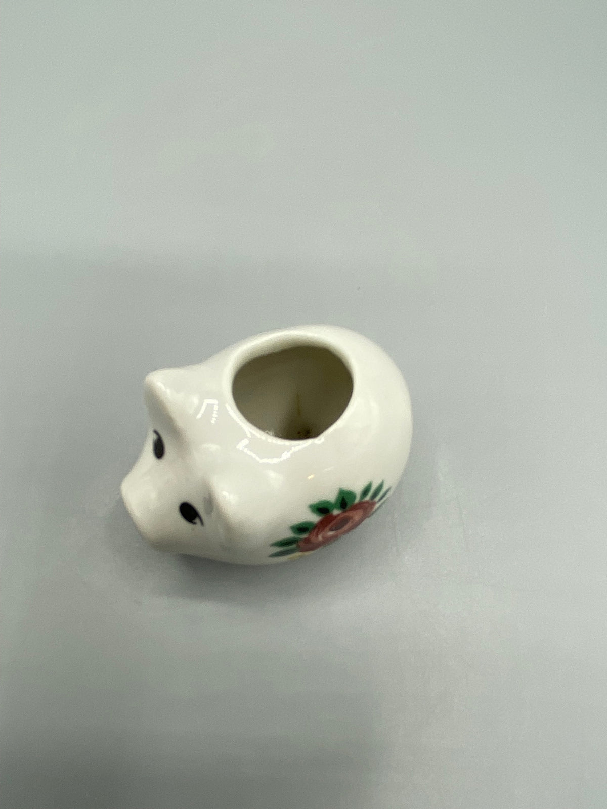 Ouverture sur le dos du vase cochon miniature