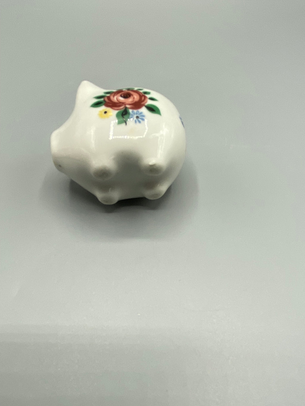 Vue des pieds et du décor floral du cochon en céramique