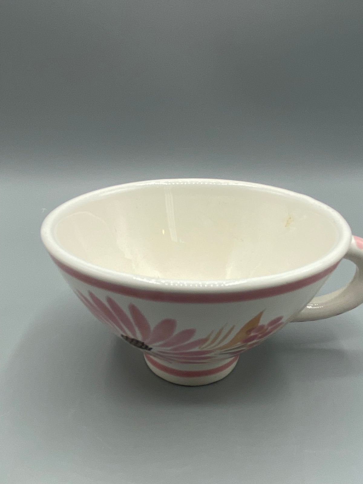 Vue de la tasse Quimper et de son intérieur crème