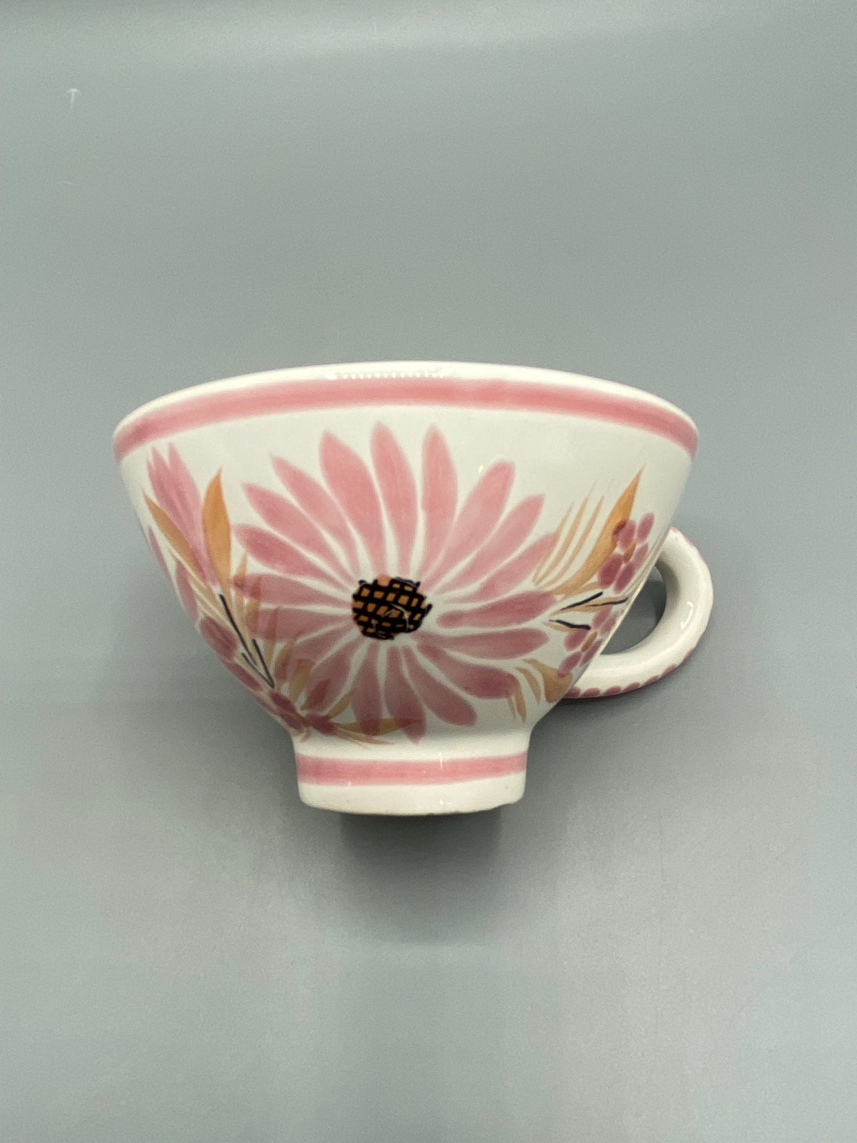 Mesure de la hauteur de la tasse en faïence de Quimper