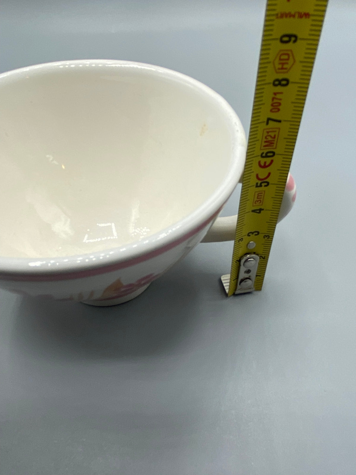 Mesure du diamètre de la tasse Quimper à décor floral rose