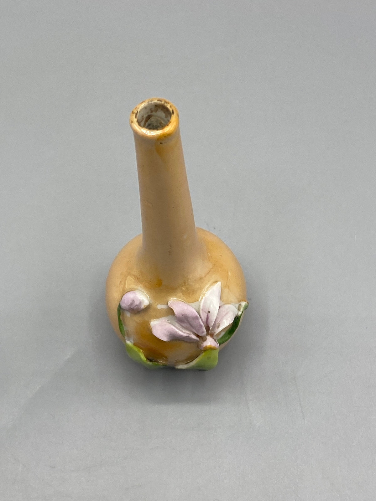 Vase miniature en céramique émaillée miel à long col et fleur mauve en relief