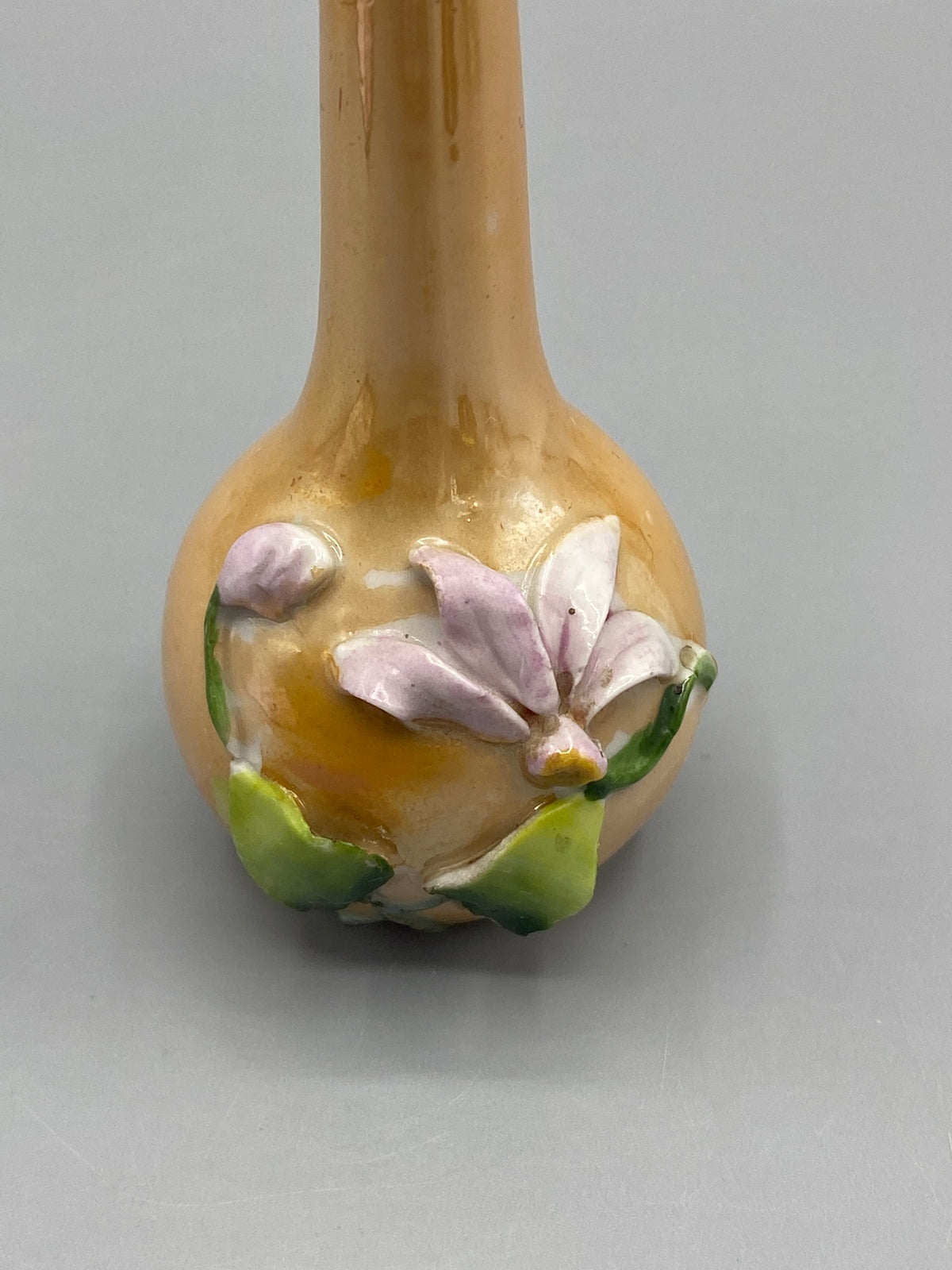 Vue du col ouvert et du décor floral du vase miniature