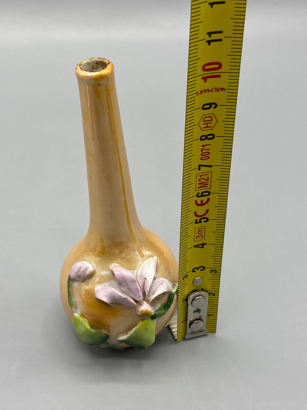 Vase miniature en céramique présenté près d’un mètre pour sa hauteur