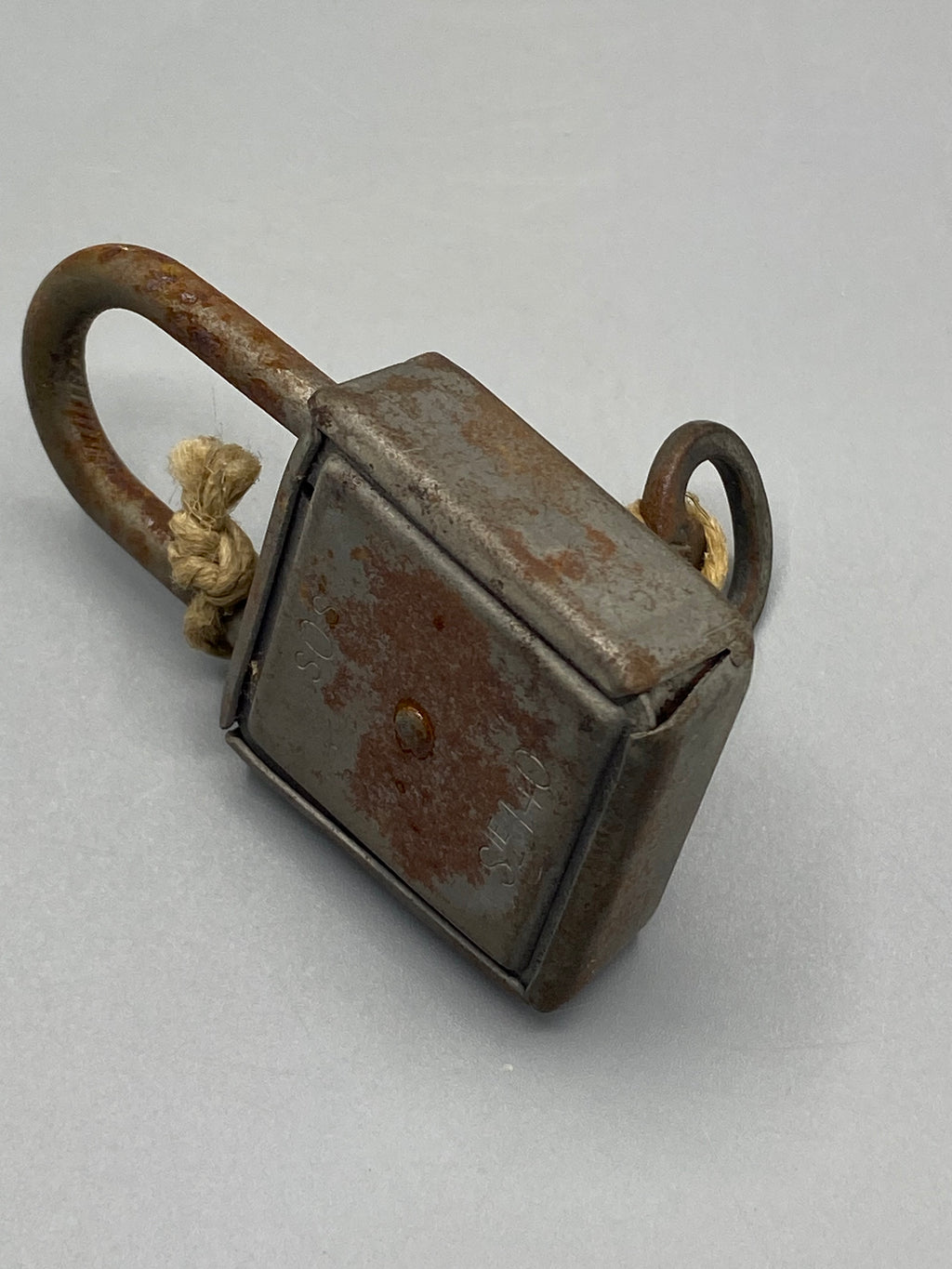 Revers du cadenas ancien avec patine et inscriptions gravées