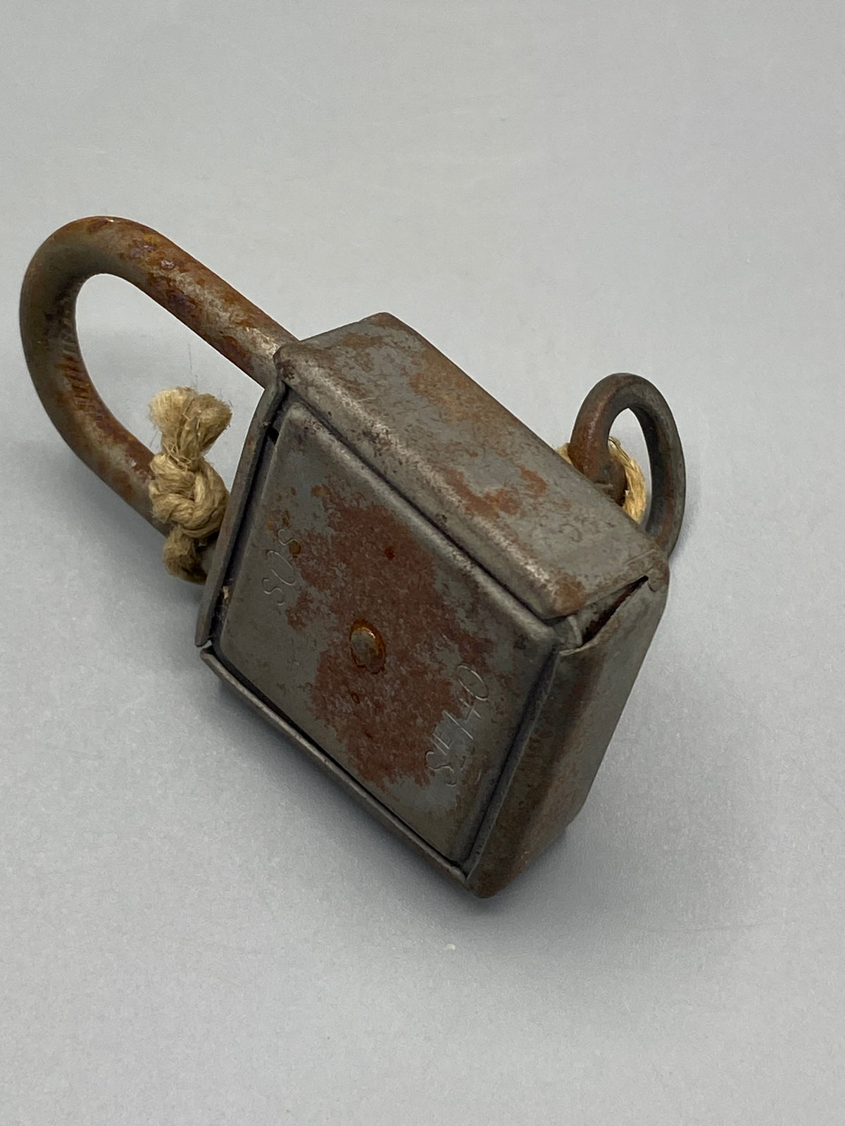 Revers du cadenas ancien avec patine et inscriptions gravées