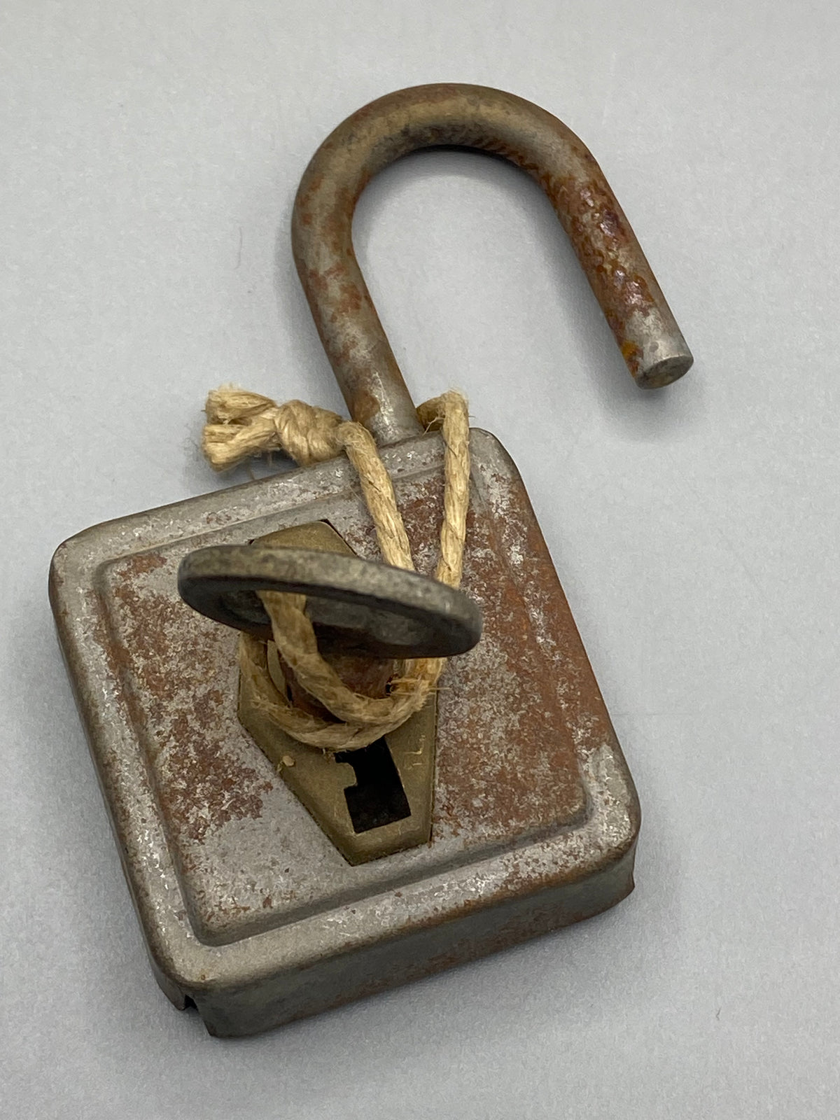 Cadenas ancien et sa clé présentés près d’un mètre