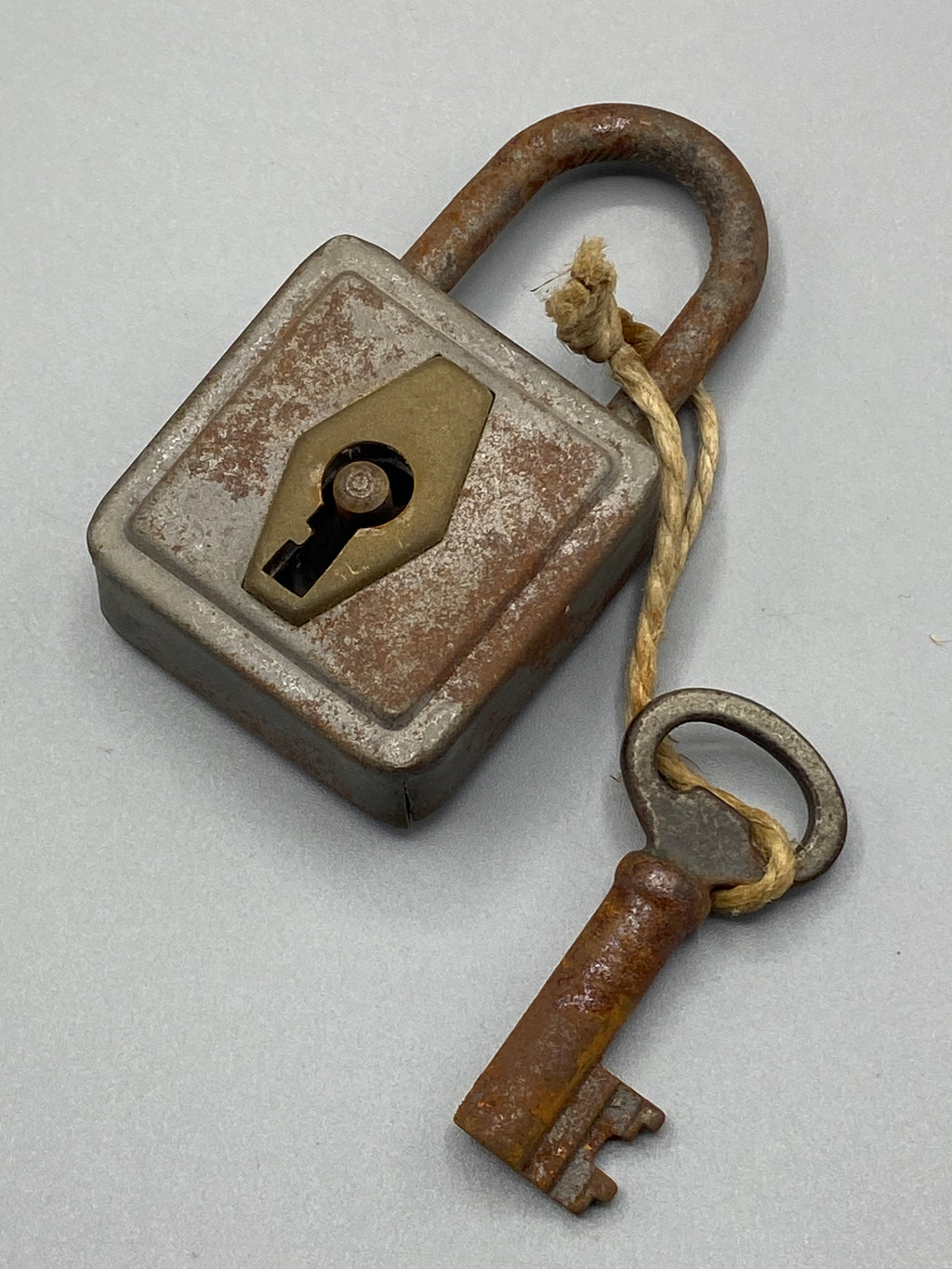 Cadenas ancien ouvert avec la clé dans la serrure