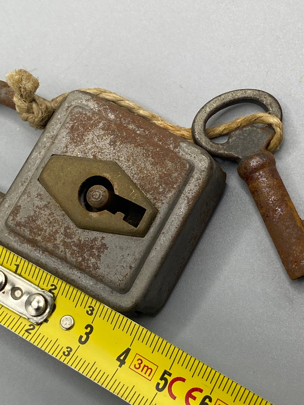 Vue du cadenas ancien fermé avec sa clé à anneau