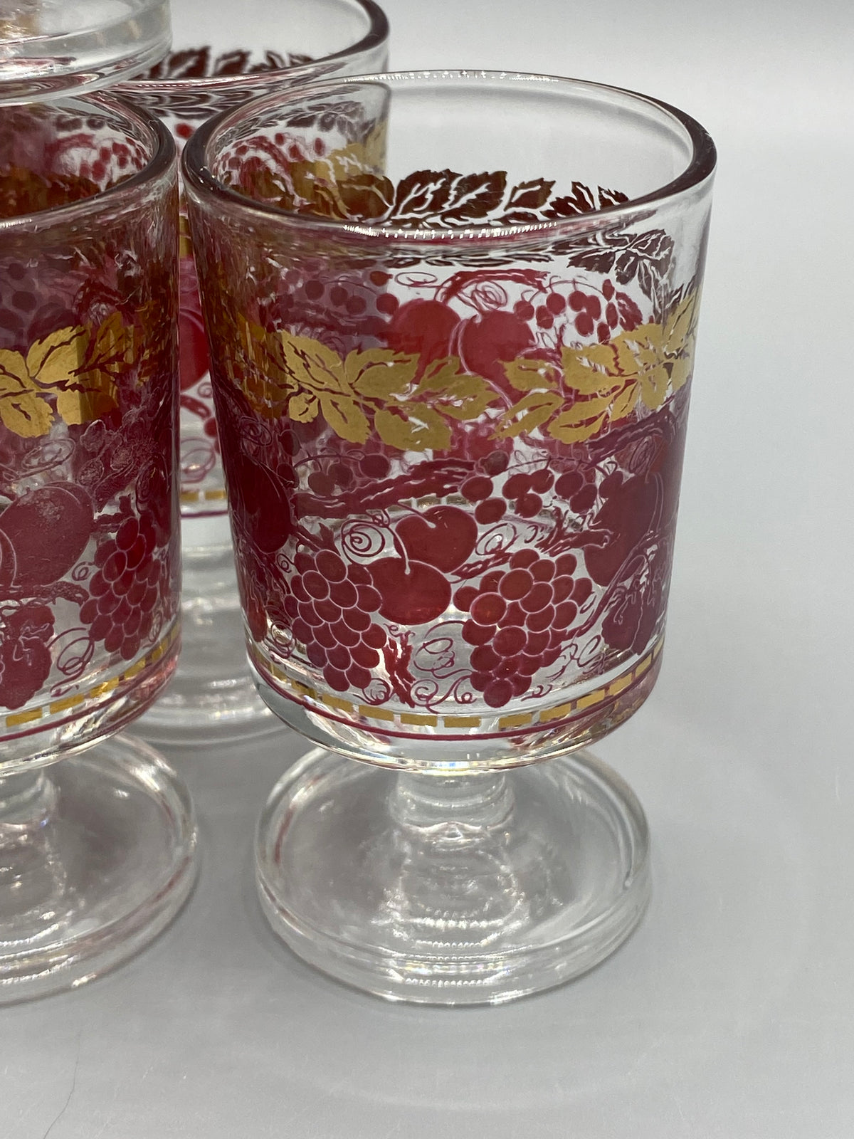 Ensemble de six verres à liqueur vintage à décor de raisins rouge rubis et feuillage doré