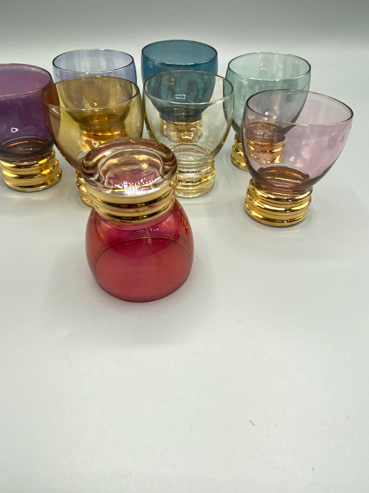 Mesure de la hauteur d’un verre à liqueur rouge à pied doré