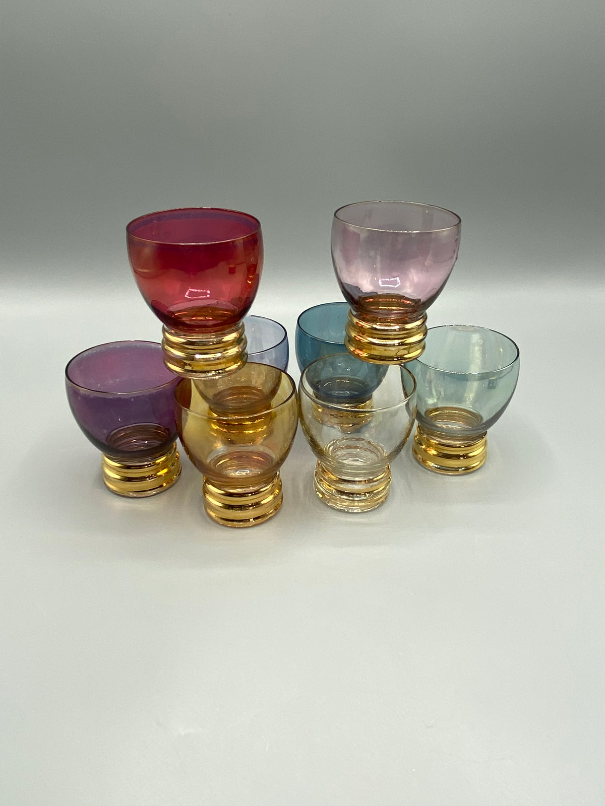 Détail des coupes mauve et ambre et de leurs trois anneaux dorés