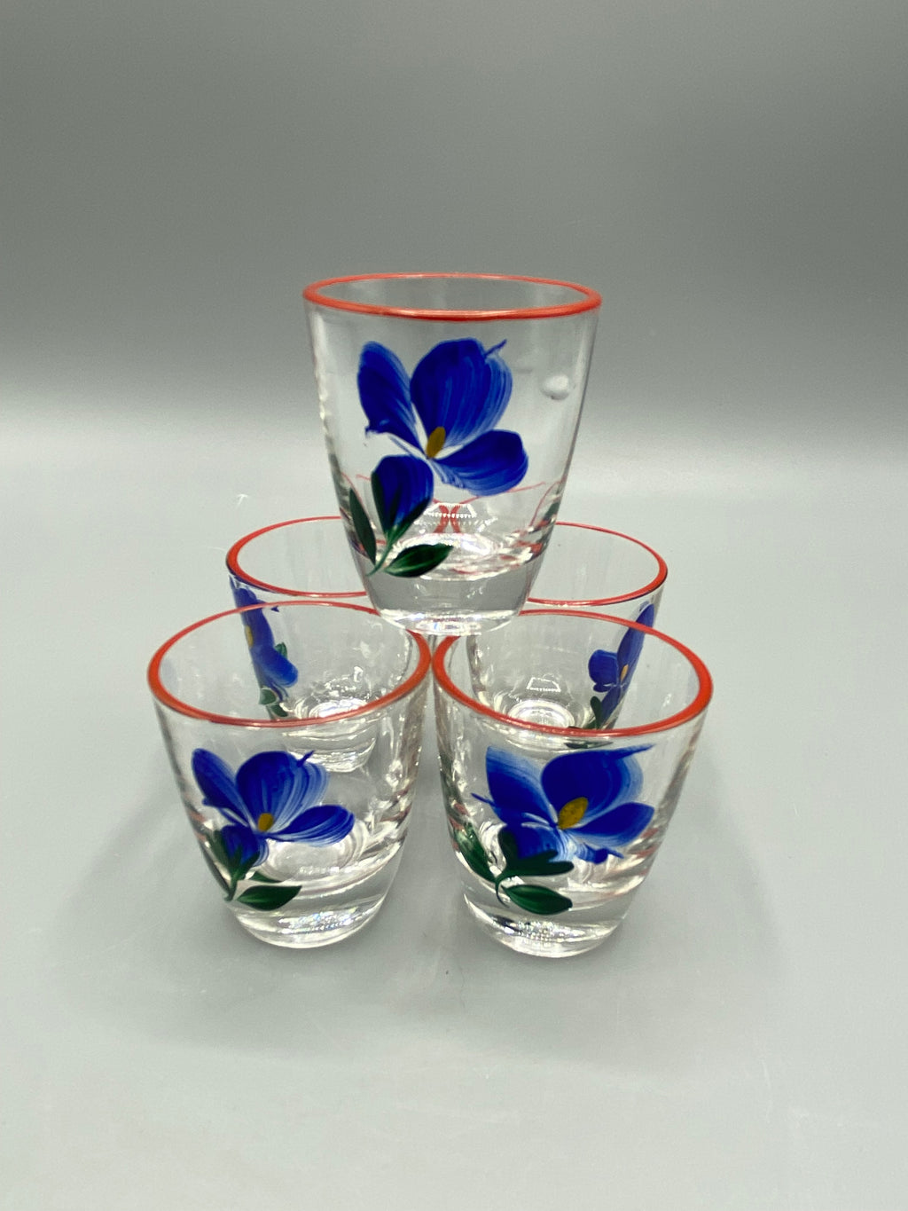 Ensemble de cinq verres à liqueur à fleurs bleu cobalt peintes à la main et filet corail
