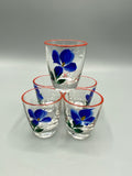 Ensemble de cinq verres à liqueur à fleurs bleu cobalt peintes à la main et filet corail