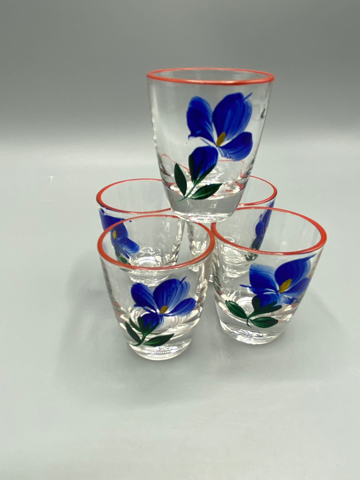 Verres à liqueur à décor floral bleu photographiés avec un mètre pour montrer leur hauteur