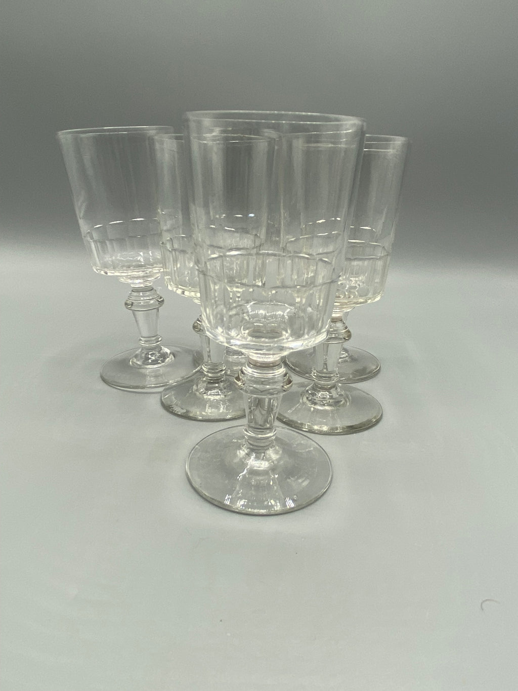 Vue de dessus des six verres anciens Mirabeau en verre transparent