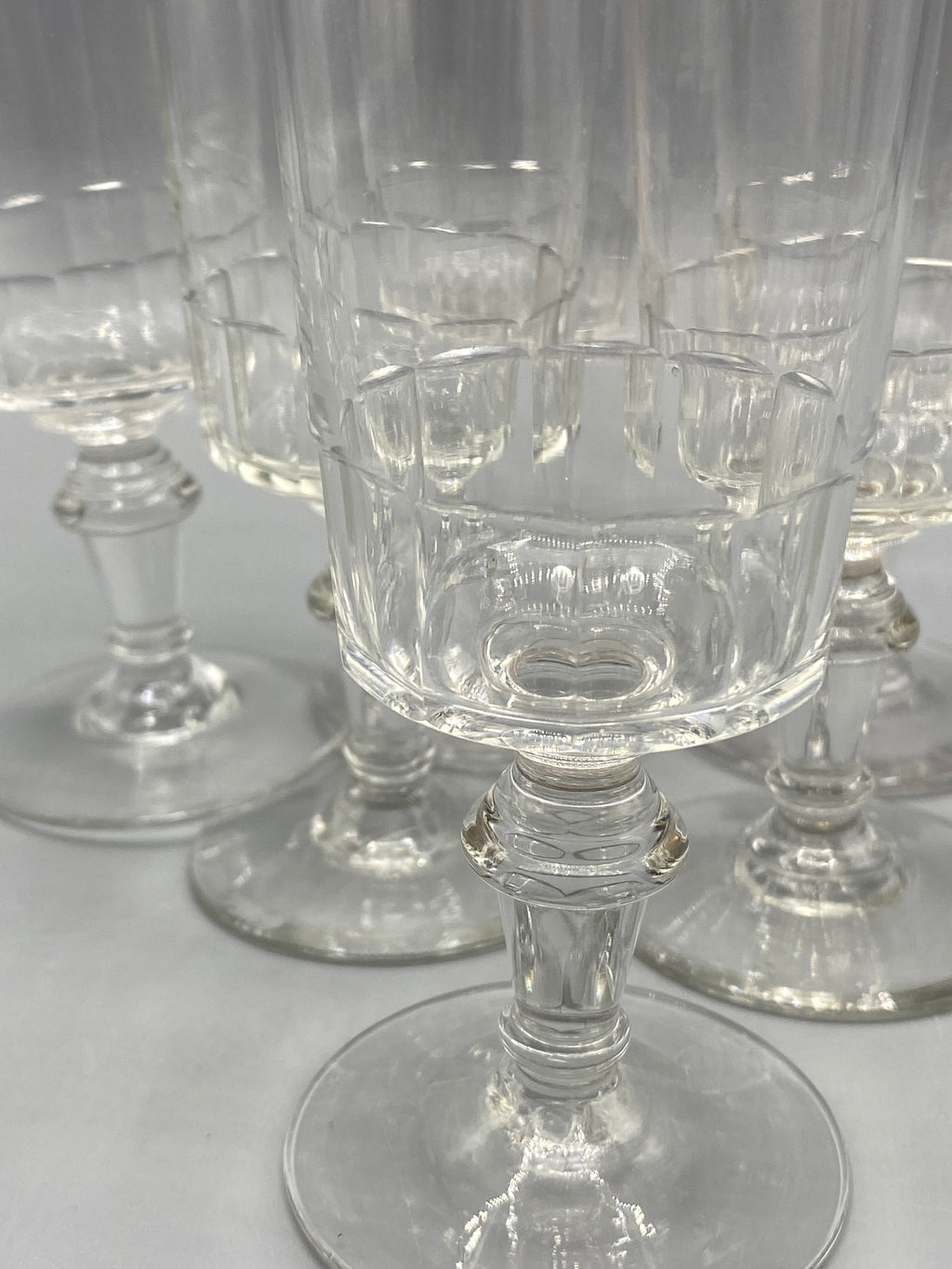 Ensemble de six verres à pied anciens modèle Mirabeau à côtes plates et pied balustre