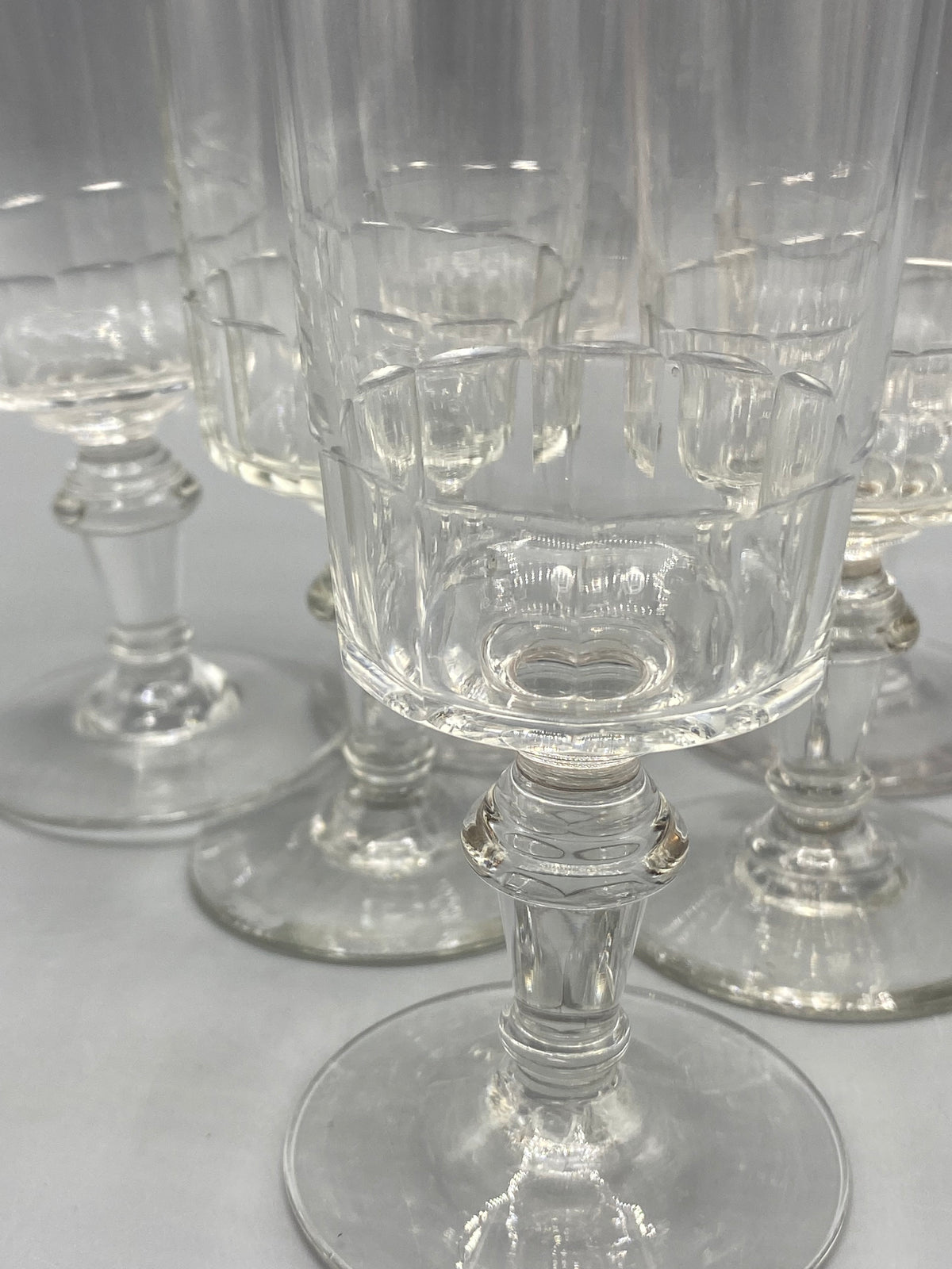 Ensemble de six verres à pied anciens modèle Mirabeau à côtes plates et pied balustre