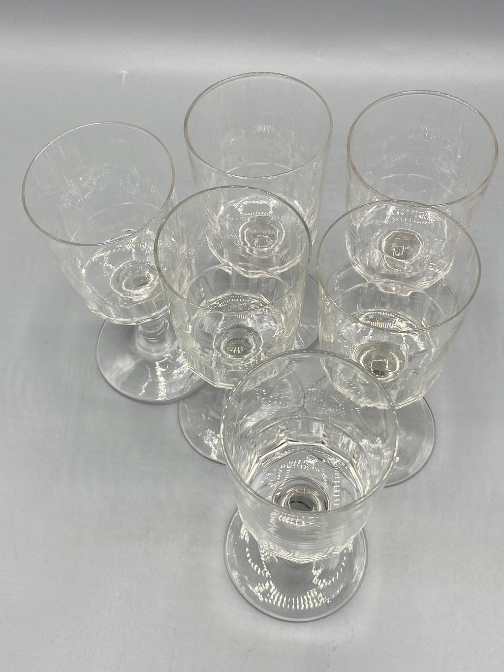 Mesure de la hauteur d’un verre ancien Mirabeau d’environ 12 cm