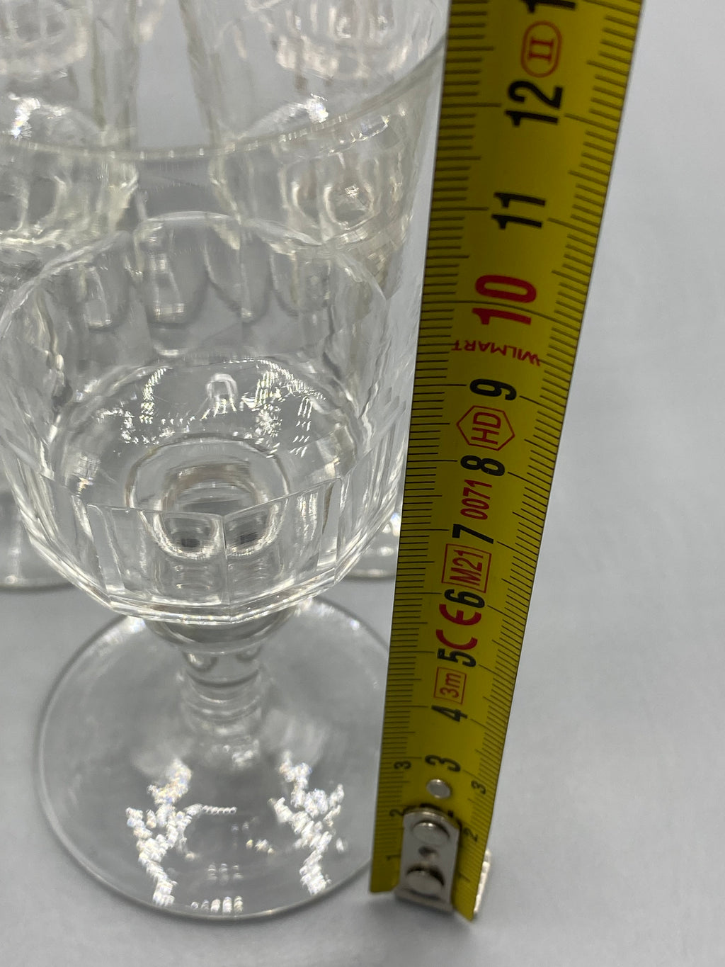 Mesure du diamètre au buvant d’un verre ancien Mirabeau