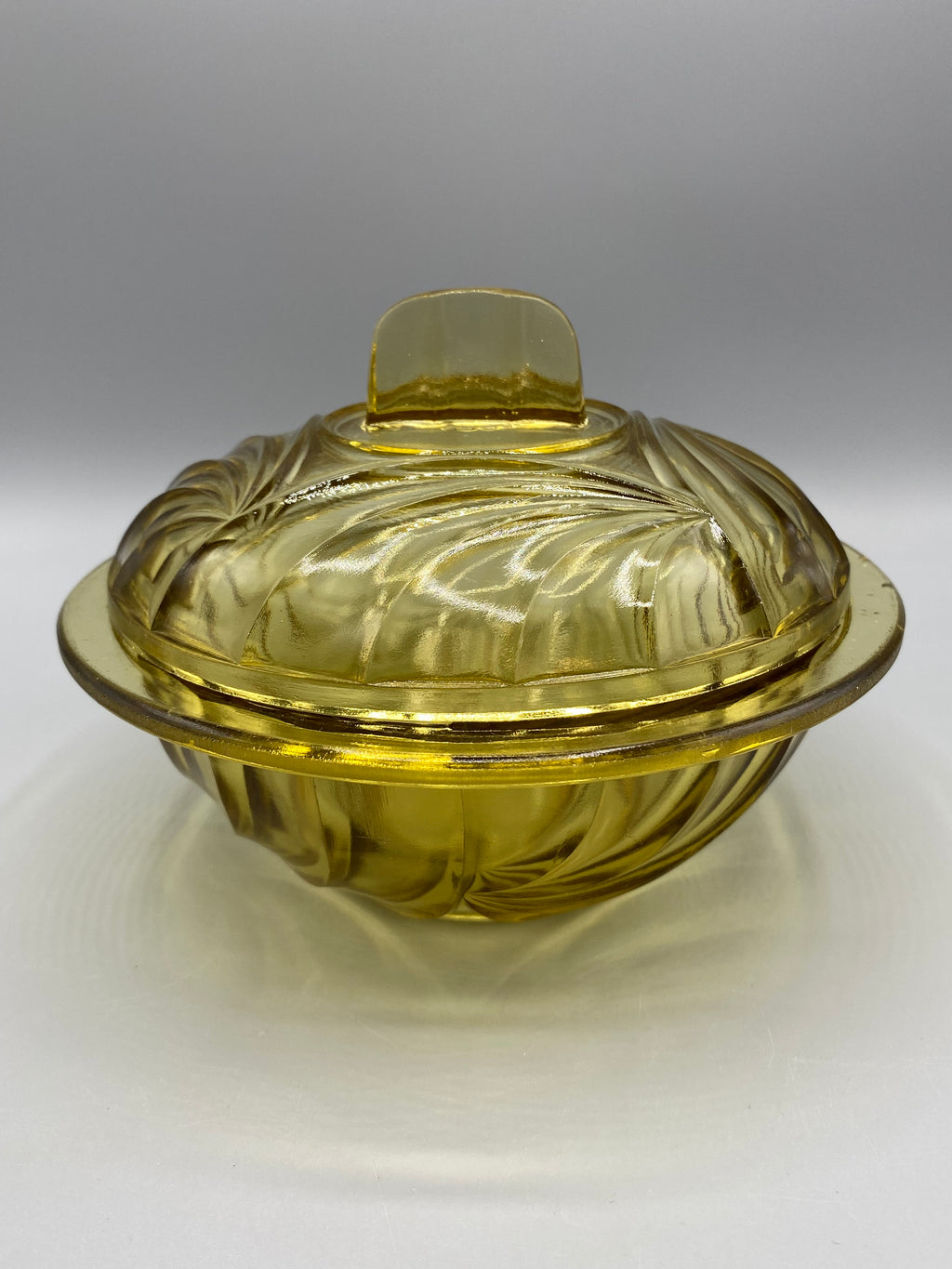 Bonbonnière ouverte et intérieur du couvercle en verre ambré