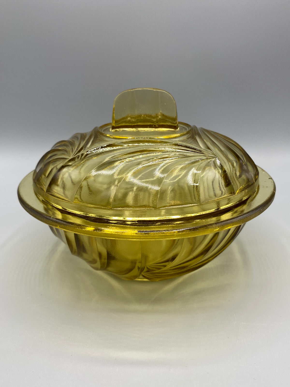Bonbonnière ouverte et intérieur du couvercle en verre ambré