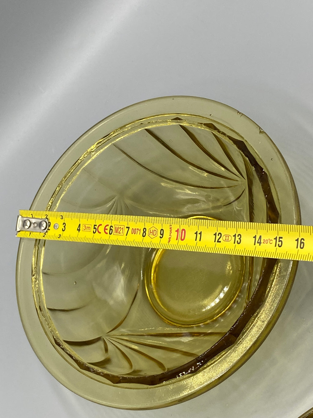 Bonbonnière Art déco en verre ambré avec couvercle bombé et décor rayonnant