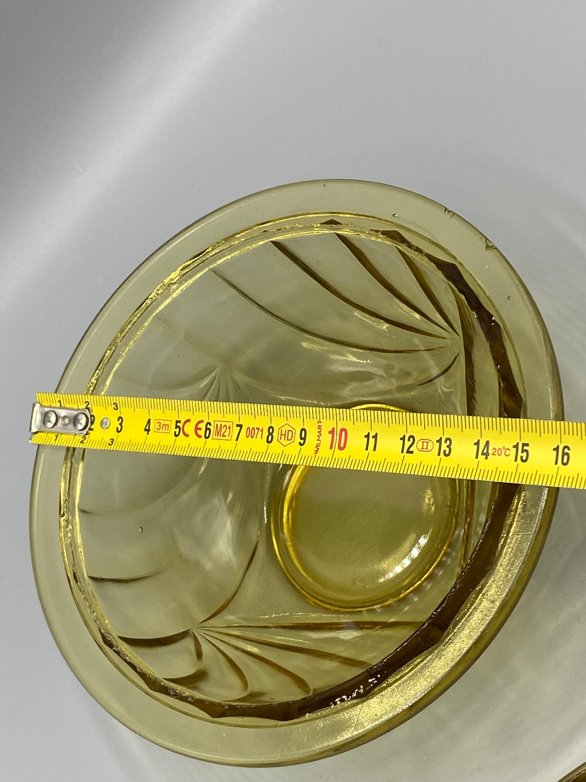 Bonbonnière Art déco en verre ambré avec couvercle bombé et décor rayonnant