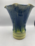 Vue de la silhouette évasée et des coulures bleues du vase