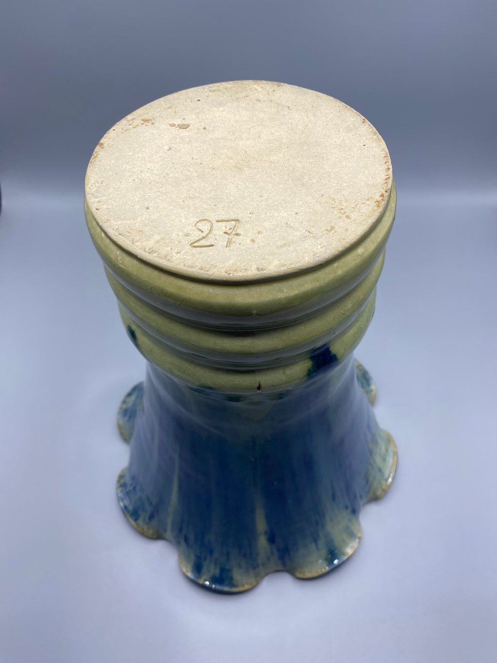 Intérieur vert anis et bord ondulé du vase corolle