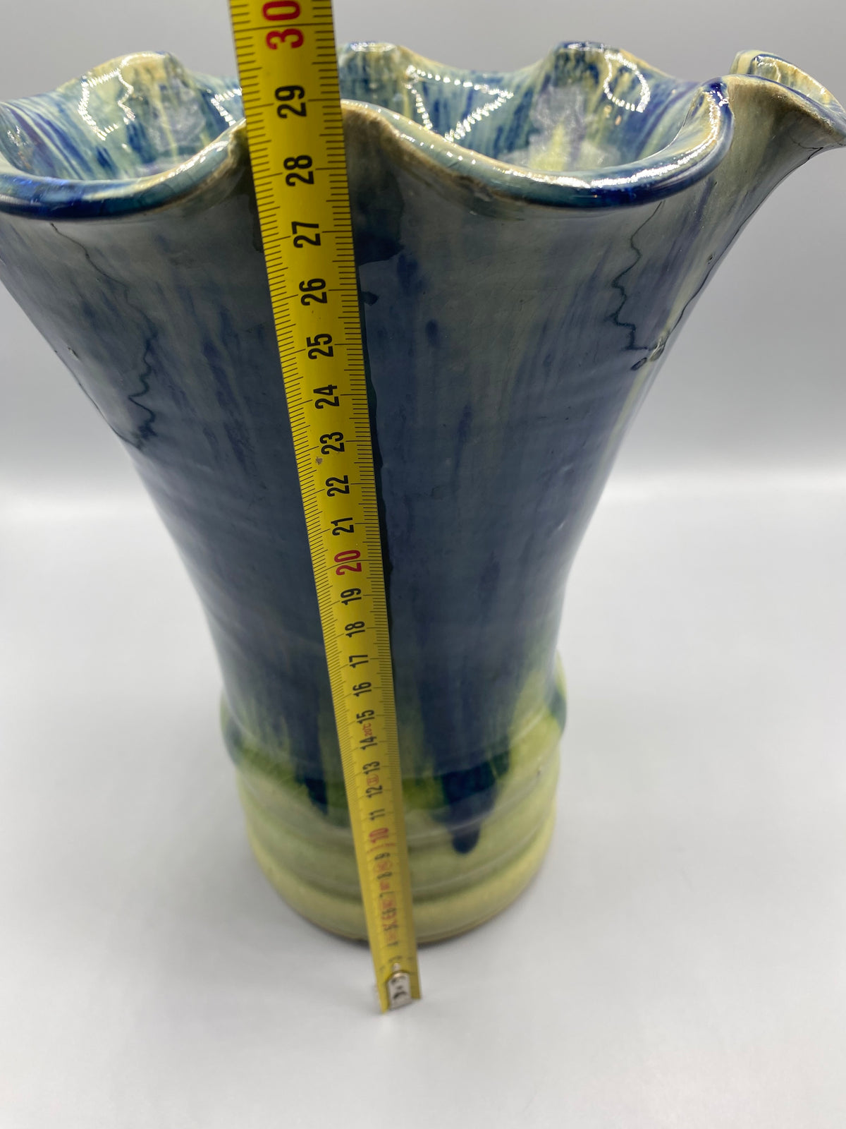Dessous du vase portant le numéro 27 en creux