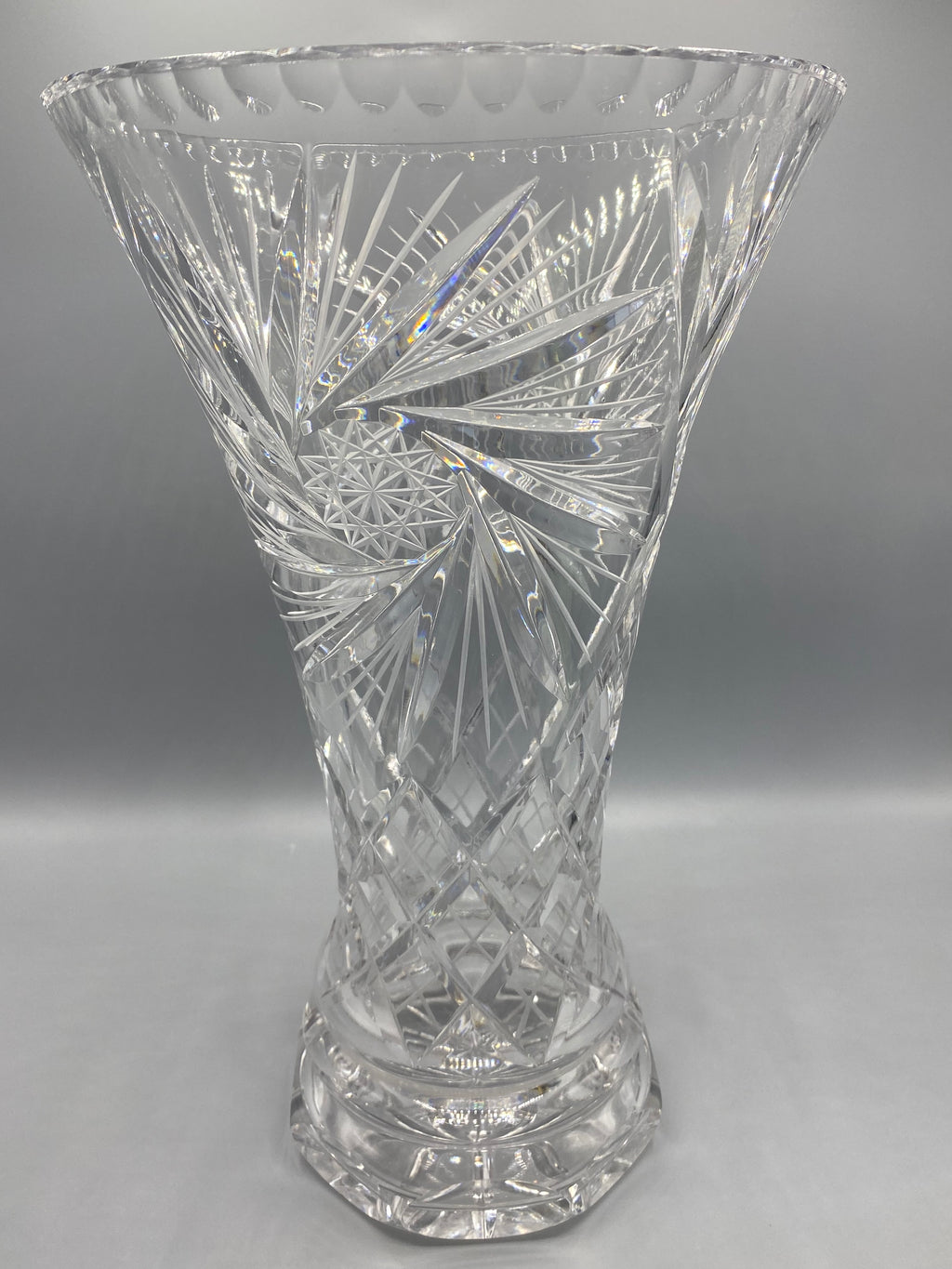 Grand vase cornet en cristal taillé à décor de moulinets et étoiles
