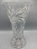 Grand vase cornet en cristal taillé à décor de moulinets et étoiles