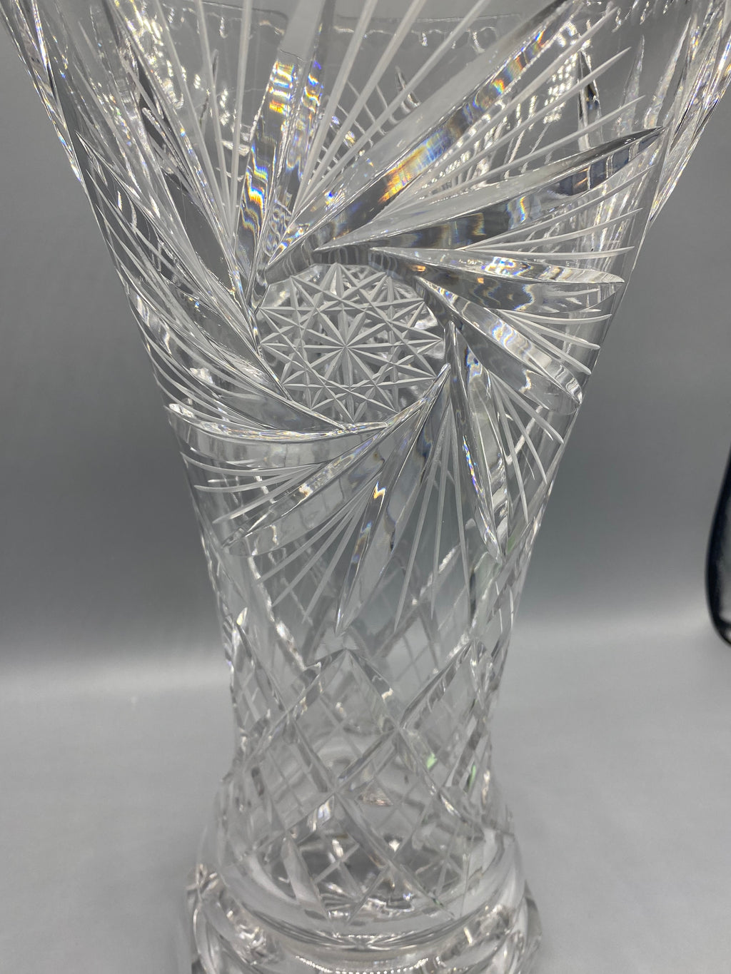 Détail du décor pinwheel et des croisillons du vase