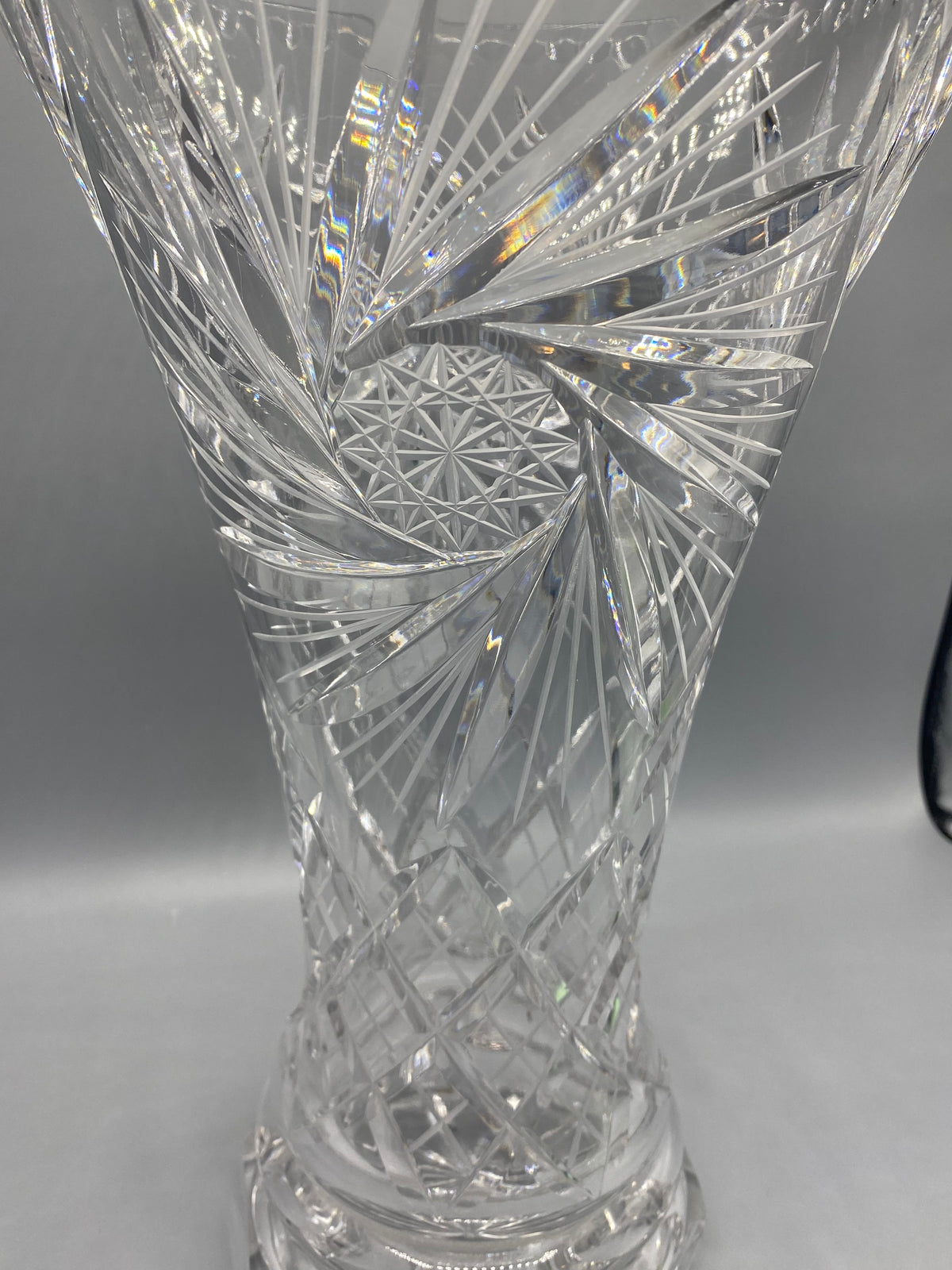 Détail du décor pinwheel et des croisillons du vase