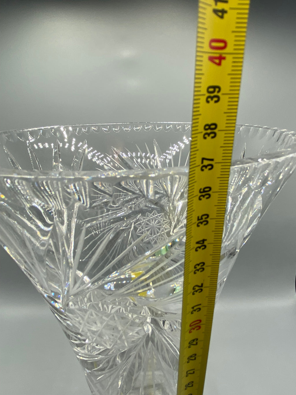 Étoile rayonnante taillée sous la base du vase
