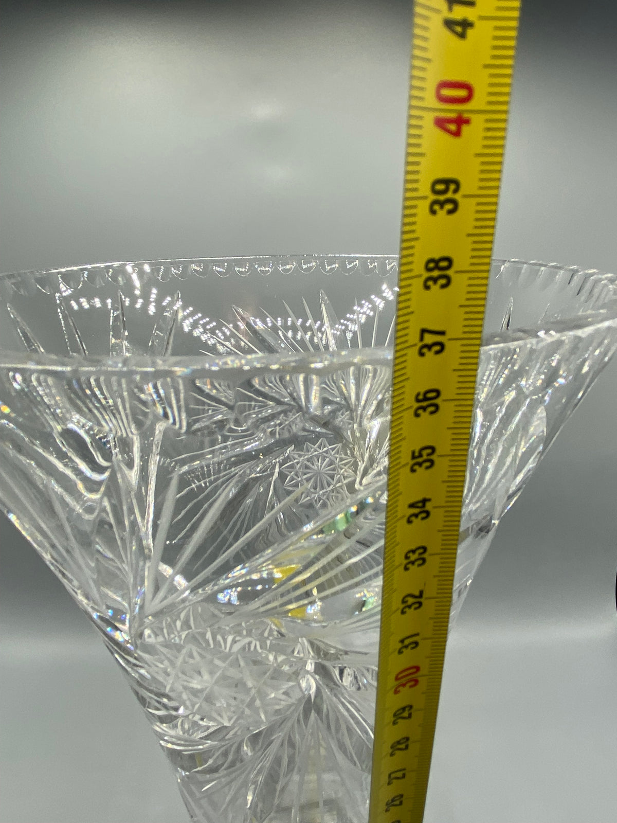 Étoile rayonnante taillée sous la base du vase