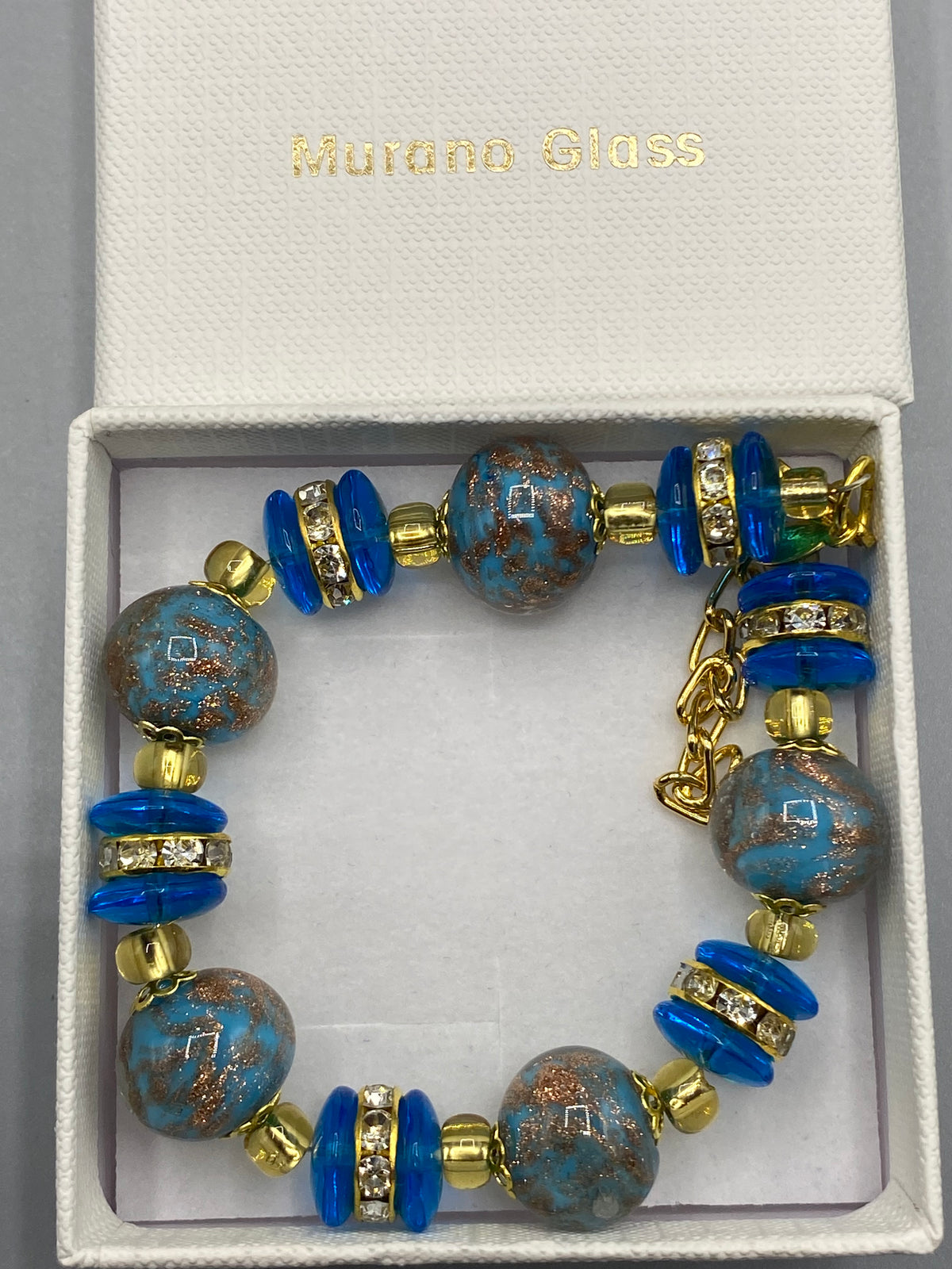 Détail des perles du bracelet Raffinato Golden Sparkles Blue en verre de Murano à l’aventurine