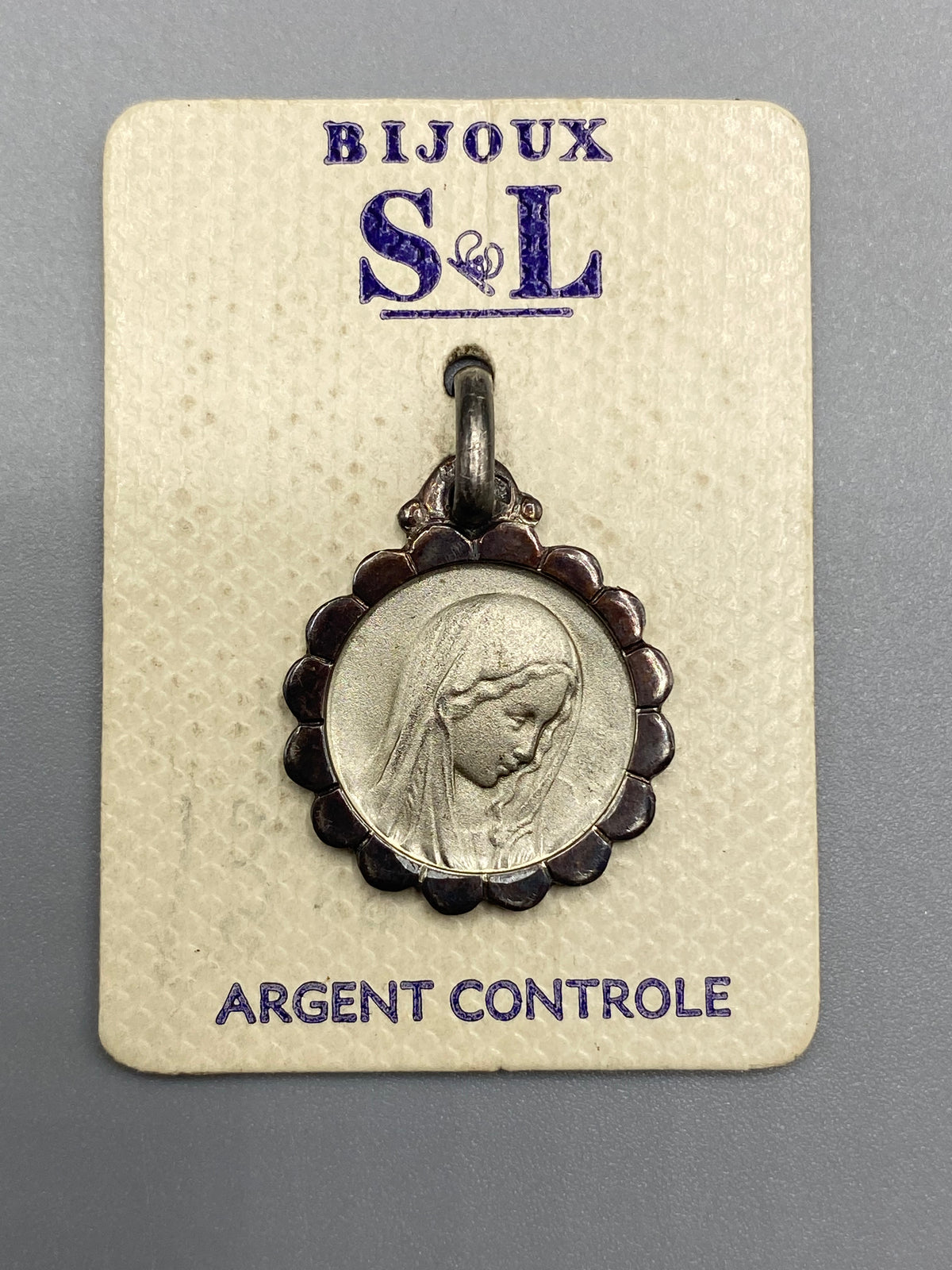 Médaille ancienne Vierge Marie en argent à entourage festonné sur cartonnage Bijoux S et L