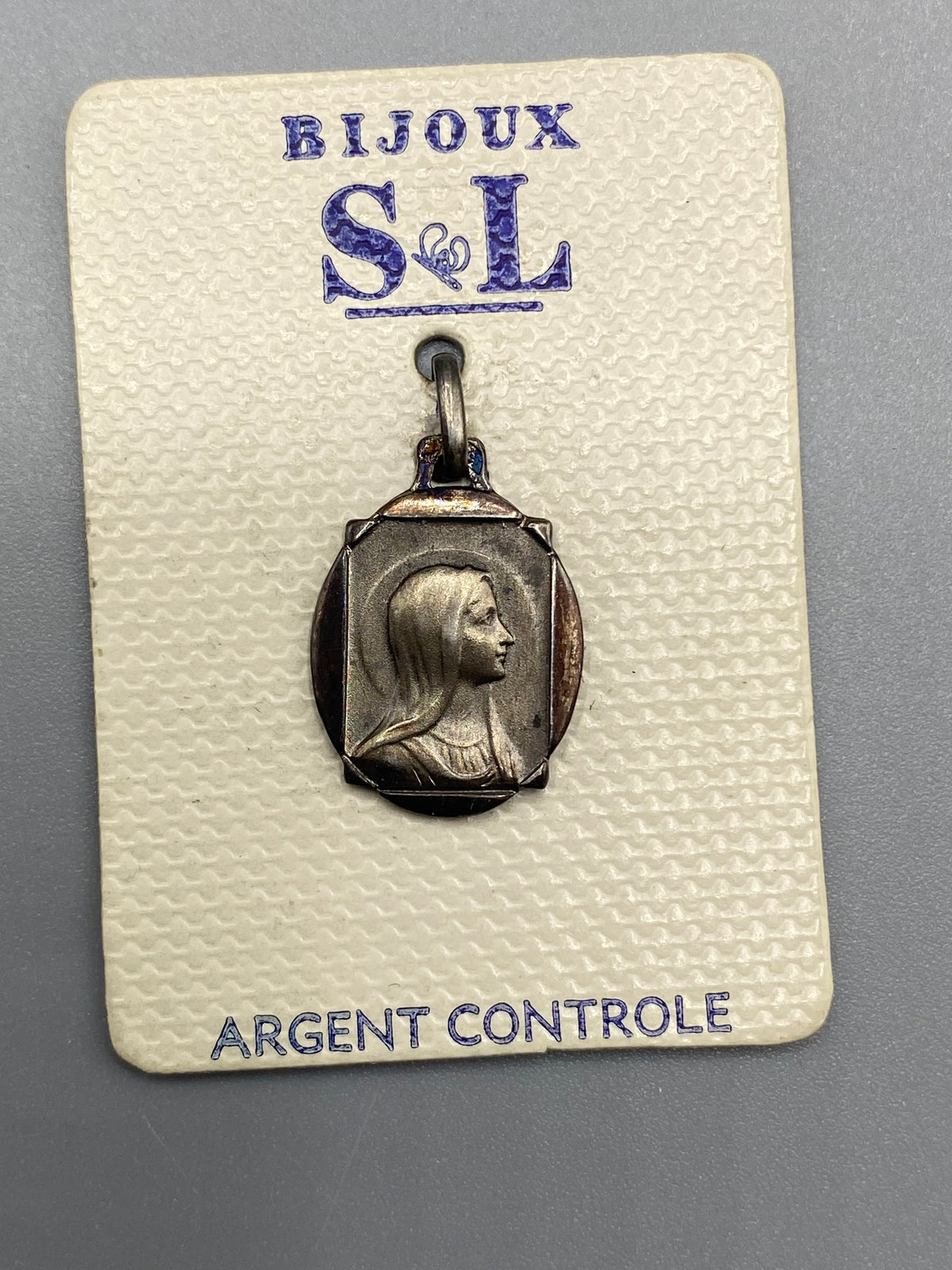Petite médaille ancienne Vierge Marie en argent sur cartonnage Bijoux S et L