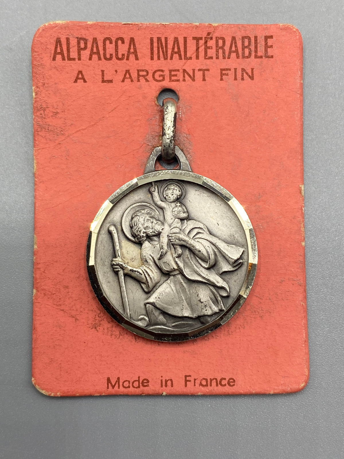 Médaille Saint Christophe en Alpacca argenté sur son cartonnage corail d’origine