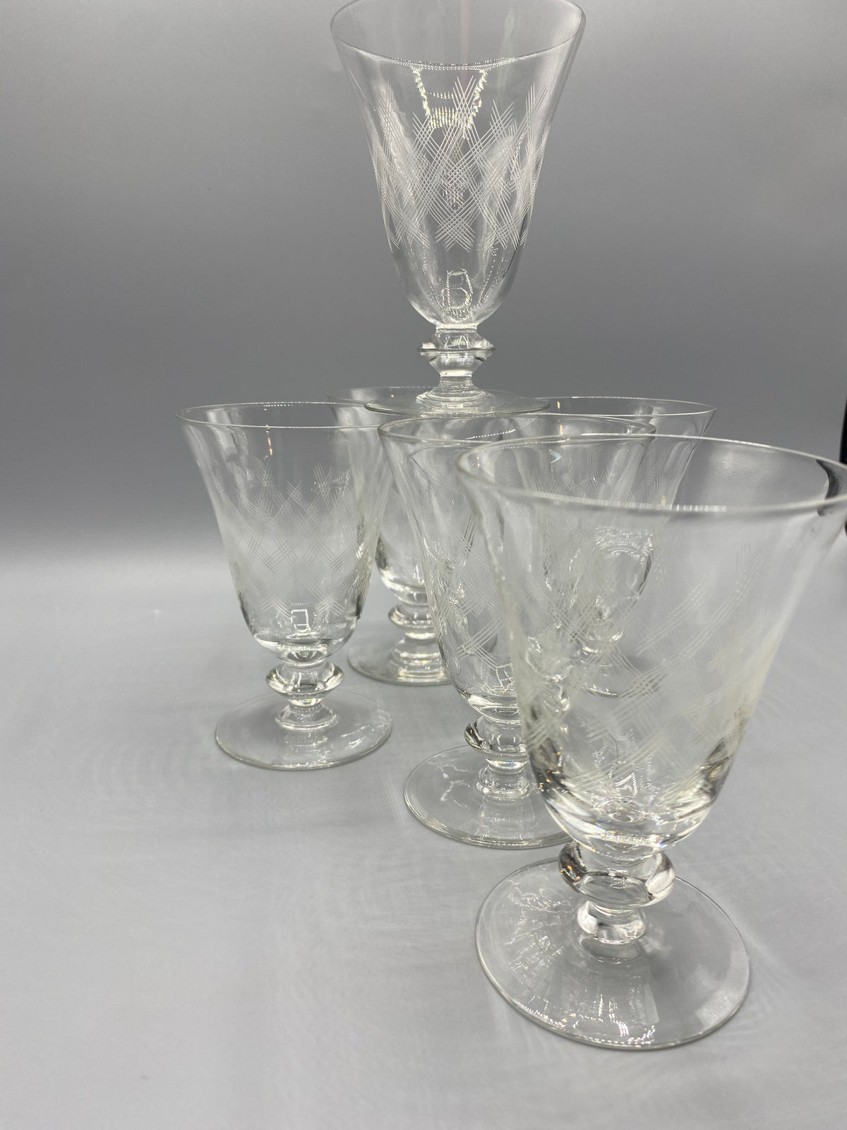 Vue des verres à vin et de leurs pieds courts à balustre