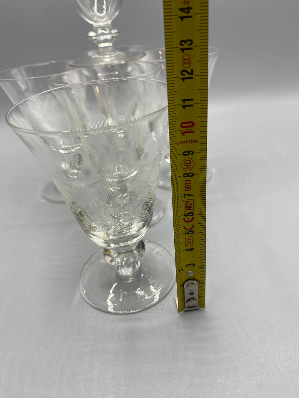 Ensemble de verres en cristal transparent à décor géométrique