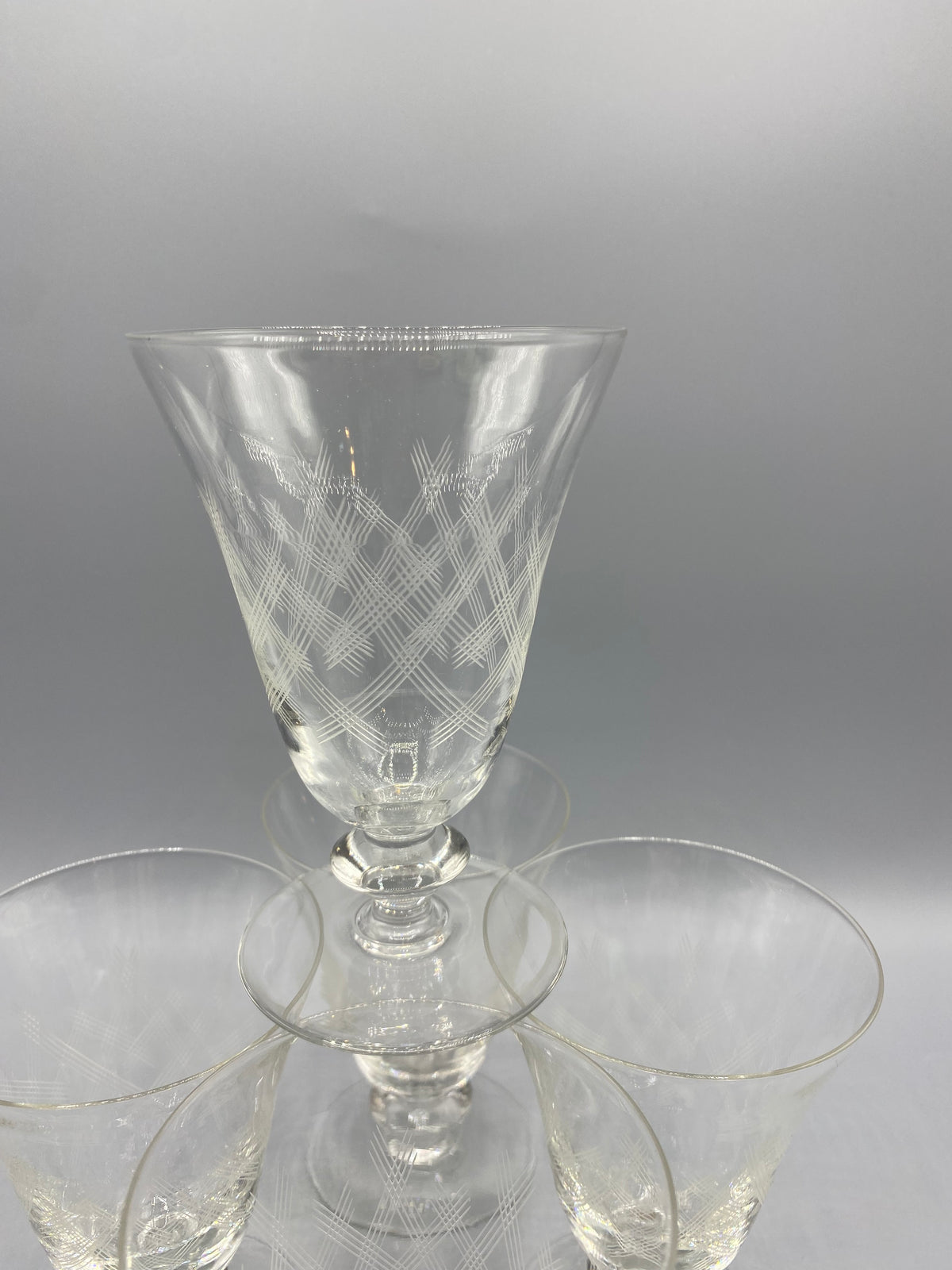 Six verres à vin en cristal gravé à décor de croisillons des années 1950
