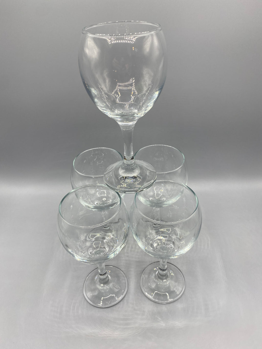 Ensemble de cinq verres à vin ballon vintage en verre transparent