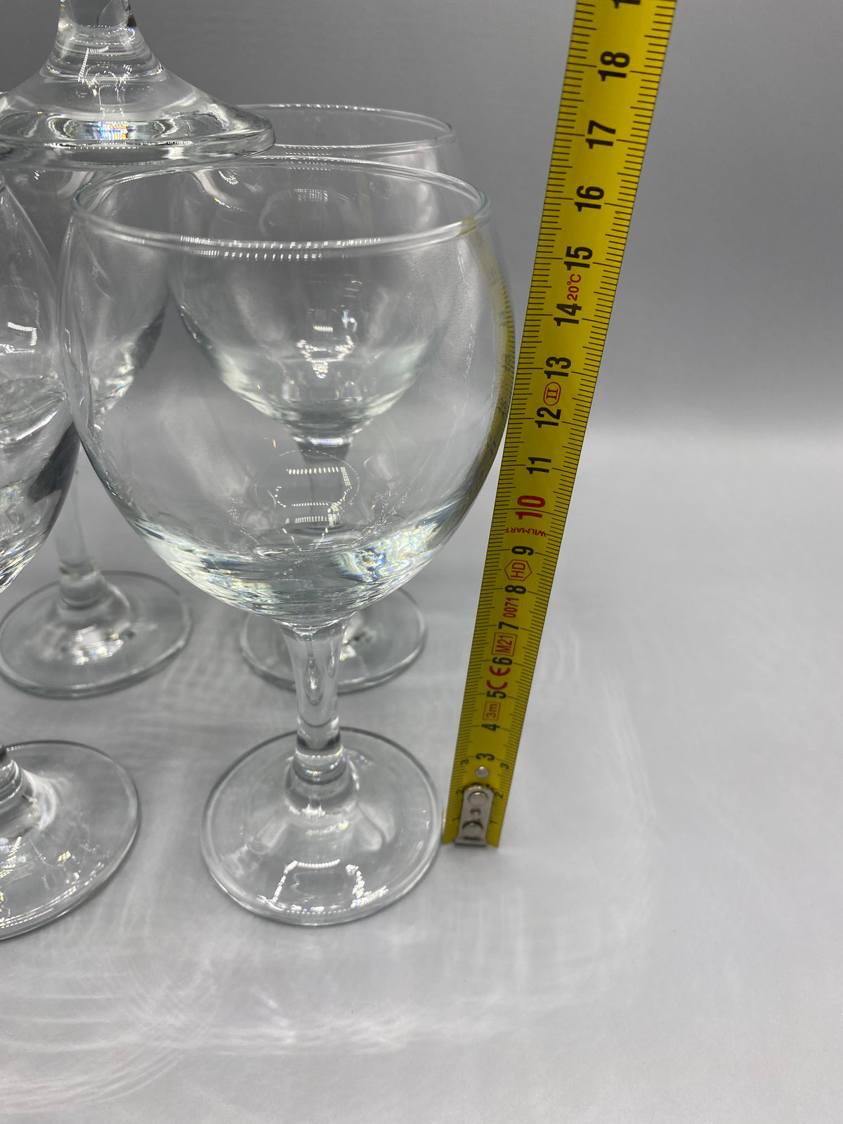 Mesure de la hauteur des verres à vin ballon d’environ 16 cm